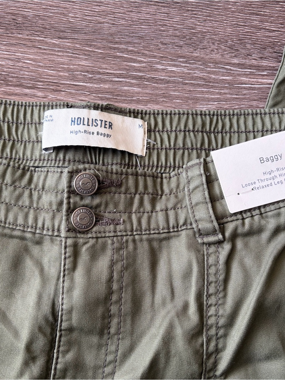 Hollister Women’s High Rise Baggy Cargo Pants in Olive